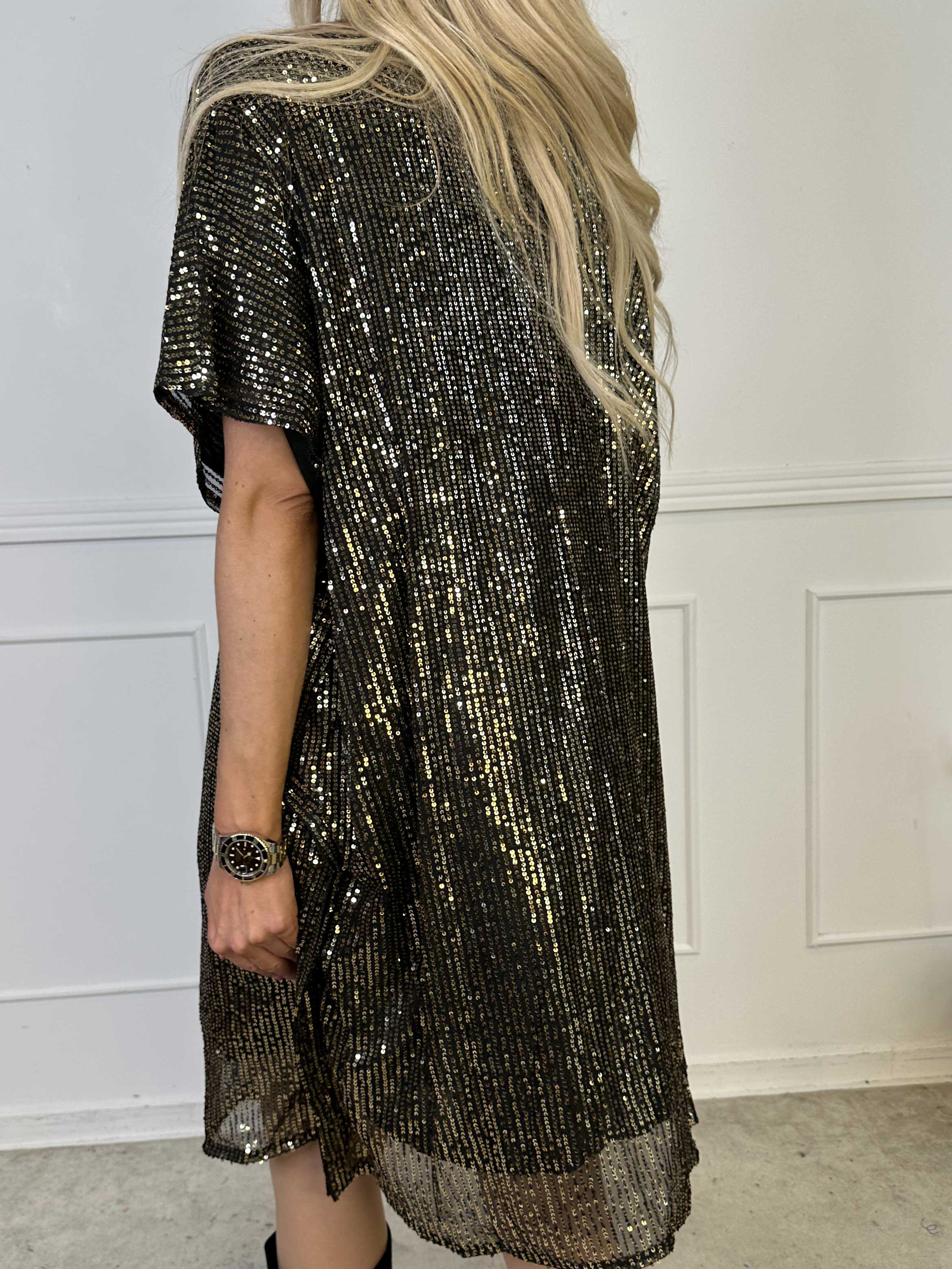 Norian - Festlig tunikakjole med pailletter og v-udskæring